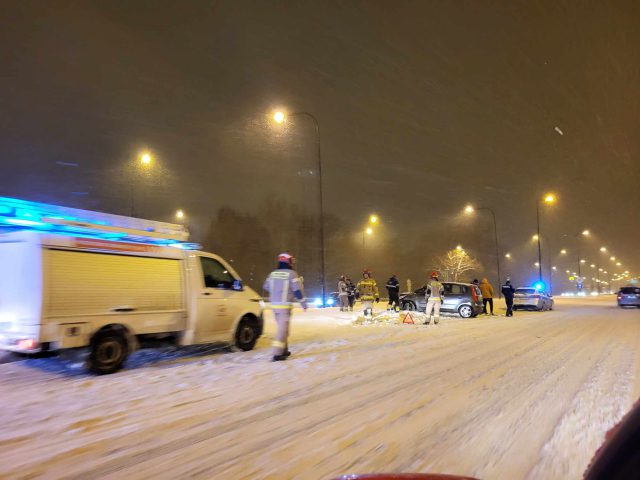 Stracił panowanie nad pojazdem. Auto uderzyło w słup latarni (zdjęcia)