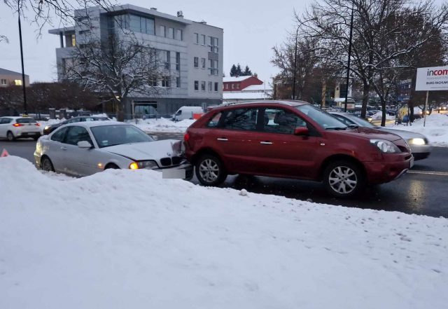 Jeden zwolnił, drugi nie zdołał wyhamować. BMW zderzyło się z renaultem (zdjęcia)