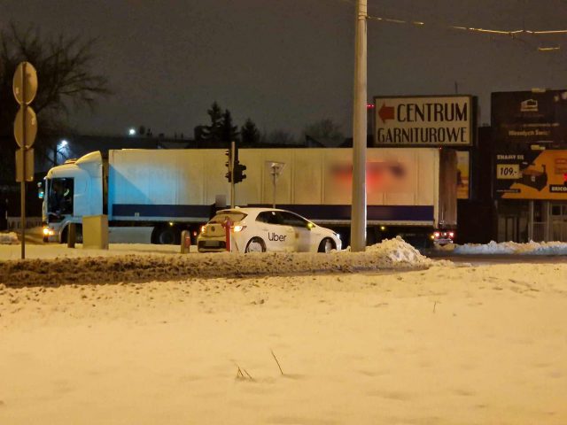 Zderzenie toyoty z ciężarówką. Jeden z kierowców widział zielone, drugi niedziałającą sygnalizację (zdjęcia)