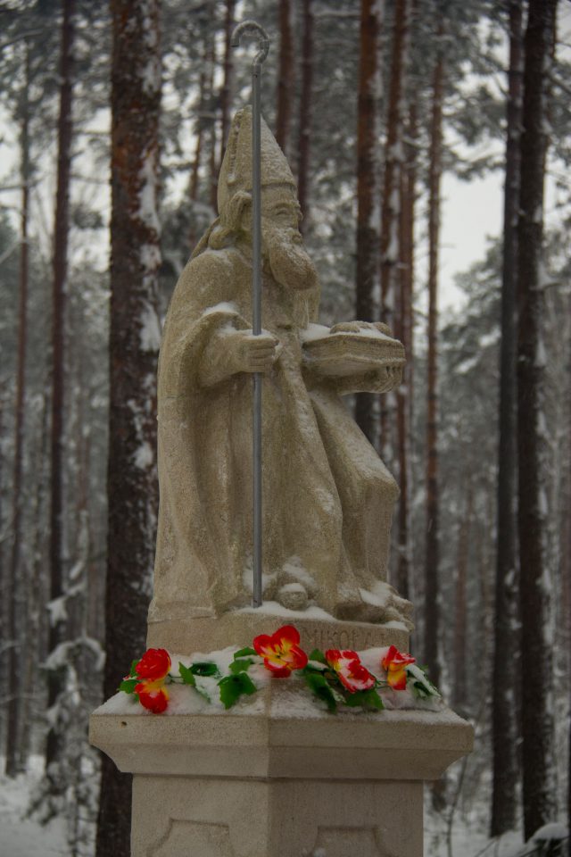 Ma ponad 200 lat i ukryta jest w lesie. Przy tajemniczej rzeźbie św. Mikołaja słychać jęki i wycie wilków (zdjęcia)