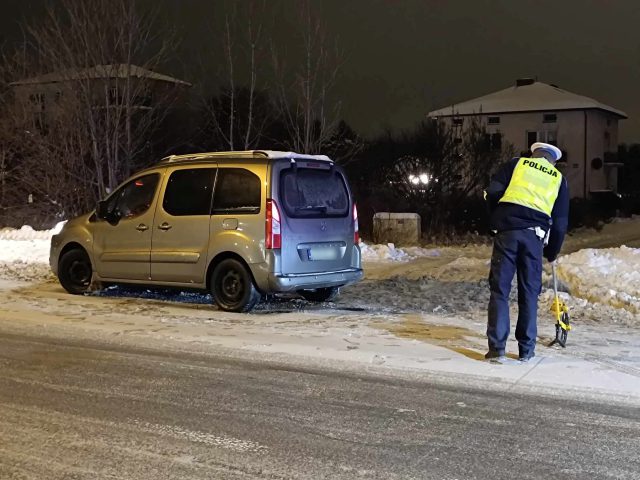 Ominął stojące przed przejściem dla pieszych auto. Wjechał w znajdującą się na pasach kobietę (zdjęcia)