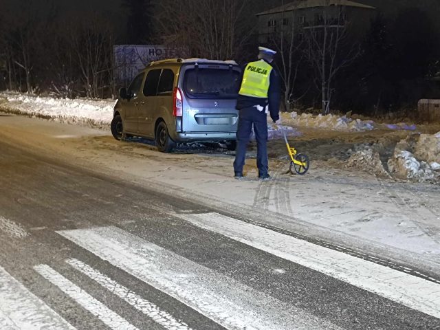 Ominął stojące przed przejściem dla pieszych auto. Wjechał w znajdującą się na pasach kobietę (zdjęcia)