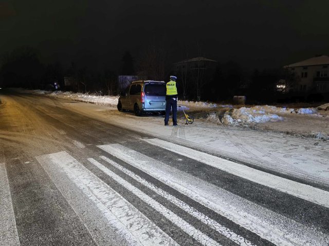 Ominął stojące przed przejściem dla pieszych auto. Wjechał w znajdującą się na pasach kobietę (zdjęcia)