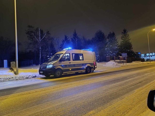 Ominął stojące przed przejściem dla pieszych auto. Wjechał w znajdującą się na pasach kobietę (zdjęcia)