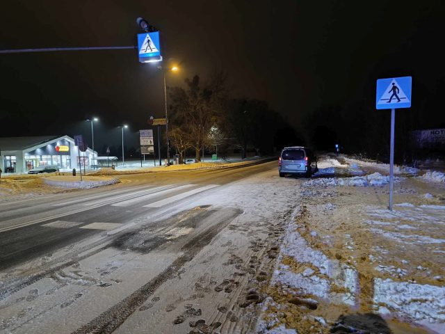 Ominął stojące przed przejściem dla pieszych auto. Wjechał w znajdującą się na pasach kobietę (zdjęcia)