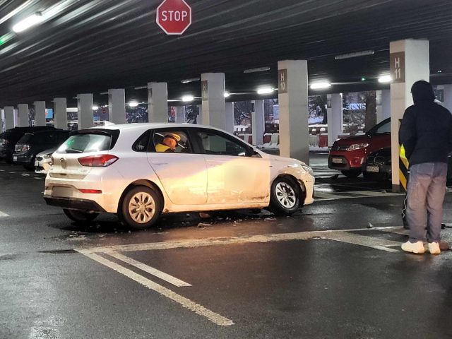 Wypadek na parkingu pod budynkiem hipermarketu. Dziecko trafiło do szpitala (zdjęcia)