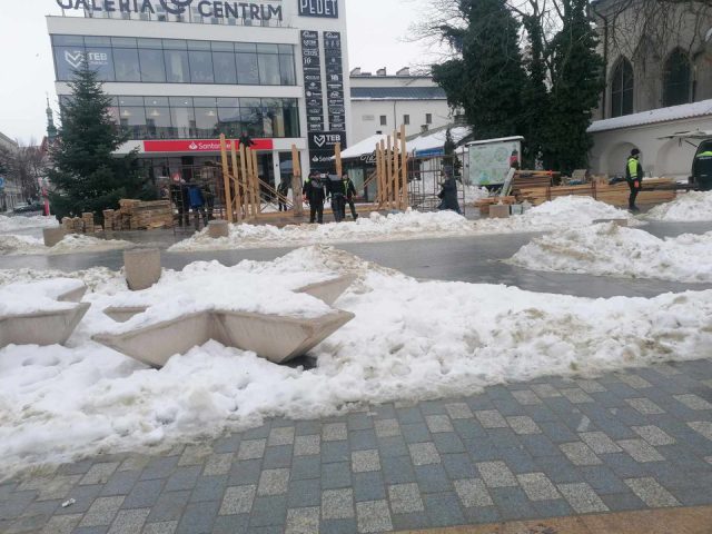 W Lublinie ruszyła budowa bożonarodzeniowej szopki. Stajenka ma być gotowa do piątku (zdjęcia)