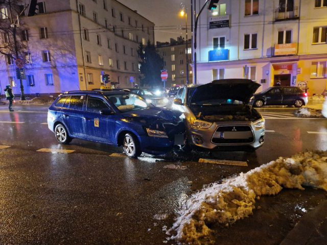 Wypadek w centrum Lublina, skoda zderzyła się z mitsubishi. Są duże utrudnienia w ruchu (zdjęcia)