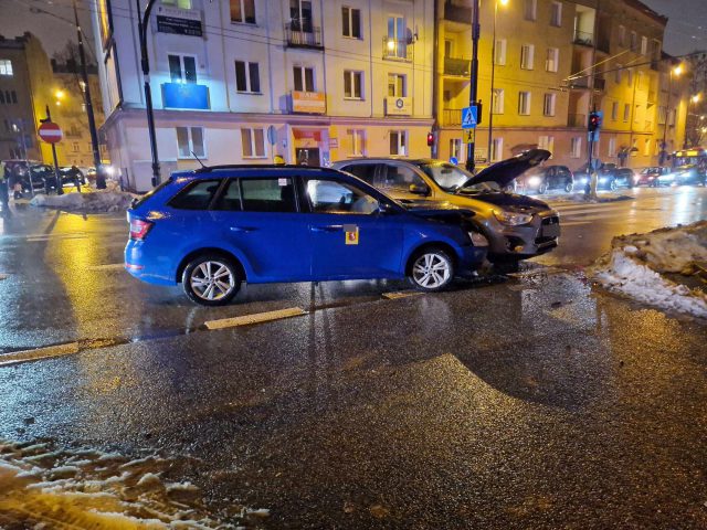 Wypadek w centrum Lublina, skoda zderzyła się z mitsubishi. Są duże utrudnienia w ruchu (zdjęcia)