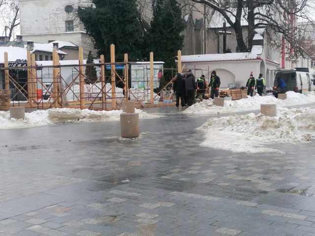 W Lublinie ruszyła budowa bożonarodzeniowej szopki. Stajenka ma być gotowa do piątku (zdjęcia)