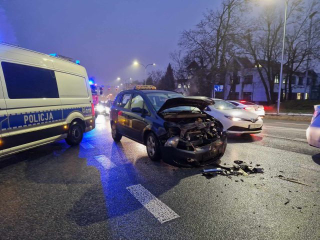 Skręcał w lewo, doprowadził do zderzenia trzech aut. Są utrudnienia w ruchu (zdjęcia)