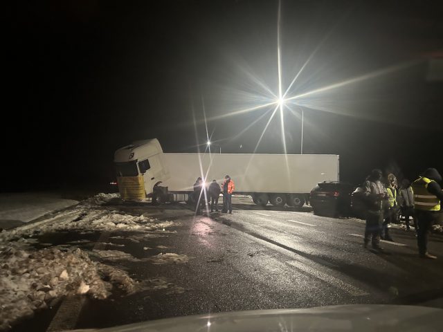 Protest przewoźników rozwiązany, droga znów została zablokowana. W poprzek stoi ciężarówka (zdjęcia)