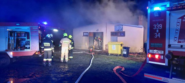 Pożar w jednej z firm koło Lublina. Uratowano mienie o wartości 300 tys. zł (zdjęcia)