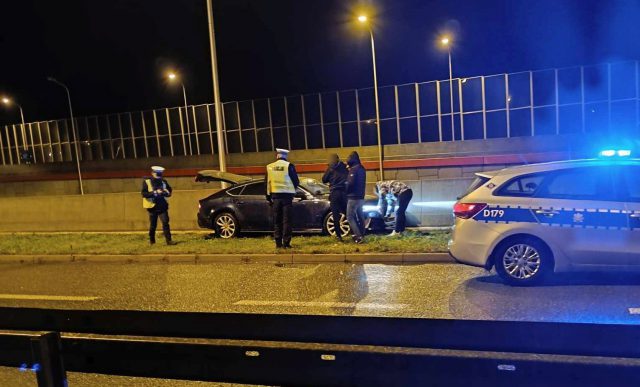 Było mokro, audi uderzyło w bariery. Zjeżdżając z ronda z pniakiem stracił panowanie nad pojazdem (foto)