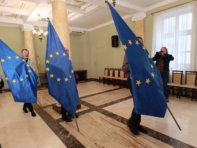 Wróciły unijne flagi, zniknął za to krzyż. Nowy wojewoda lubelski o pierwszych dniach na stanowisku