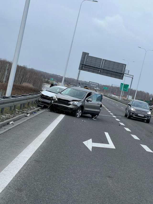 Wypadek na obwodnicy Lublina. Dwie osoby poszkodowane po zderzeniu pojazdów (zdjęcia)