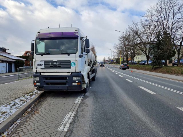 Pojazd asenizacyjny zderzył się z kią. Świadkowie wskazują, iż kierowcom drogę zajechał autobus (zdjęcia)