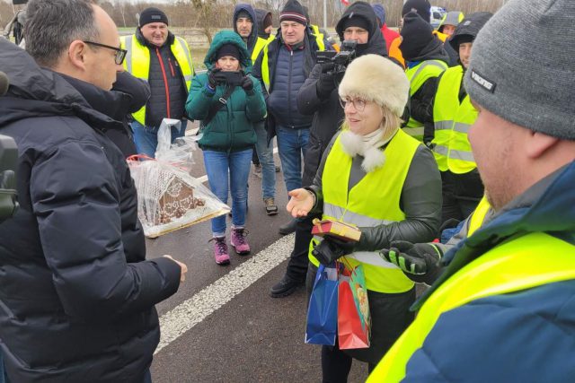 Minister z wojewodą spotkali się z protestującymi przewoźnikami. Były życzenia, podzielono się też opłatkiem (zdjęcia)