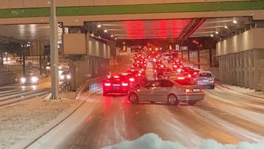 Wróciły opady śniegu. Fatalne warunki do jazdy, korki nawet na ekspresówce (zdjęcia, wideo)