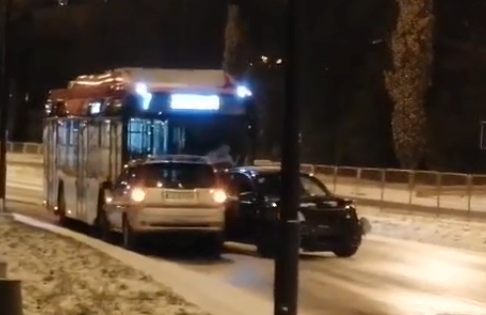 To nagranie pokazuje, jak jest ślisko. Autobus spychał ze wzniesienia auta osobowe (wideo)