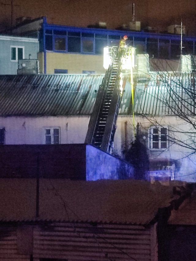 Pożar kamienicy w centrum Lublina. Trwa akcja gaśnicza (zdjęcia, wideo)