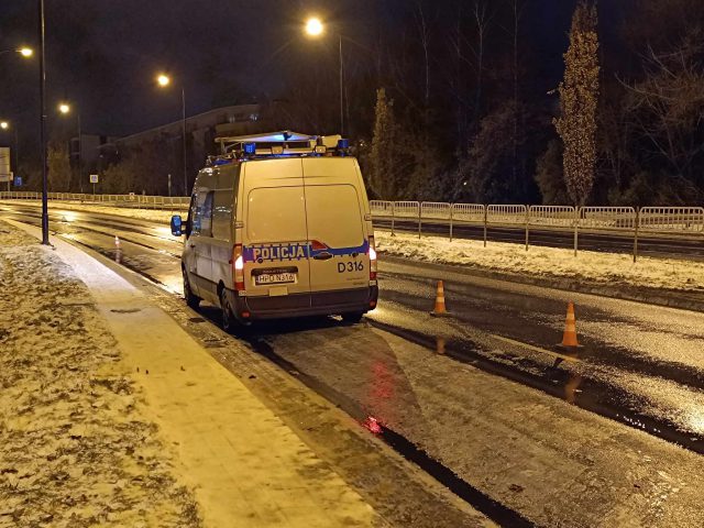 Miał trzy promile i ruszył w drogę. Na oblodzonej nawierzchni daleko nie dojechał (zdjęcia)