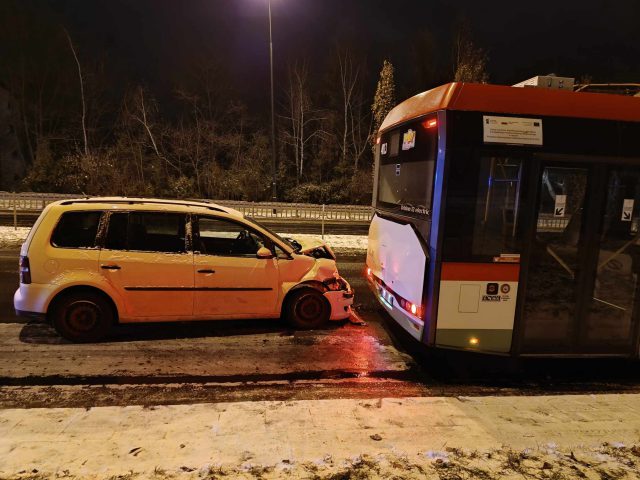 Miał trzy promile i ruszył w drogę. Na oblodzonej nawierzchni daleko nie dojechał (zdjęcia)