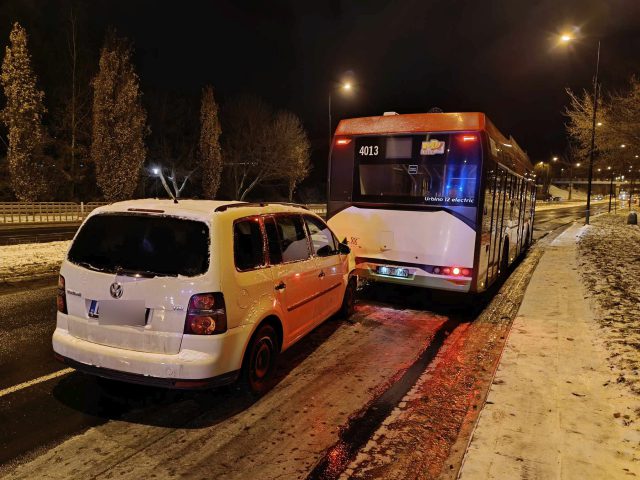 Miał trzy promile i ruszył w drogę. Na oblodzonej nawierzchni daleko nie dojechał (zdjęcia)