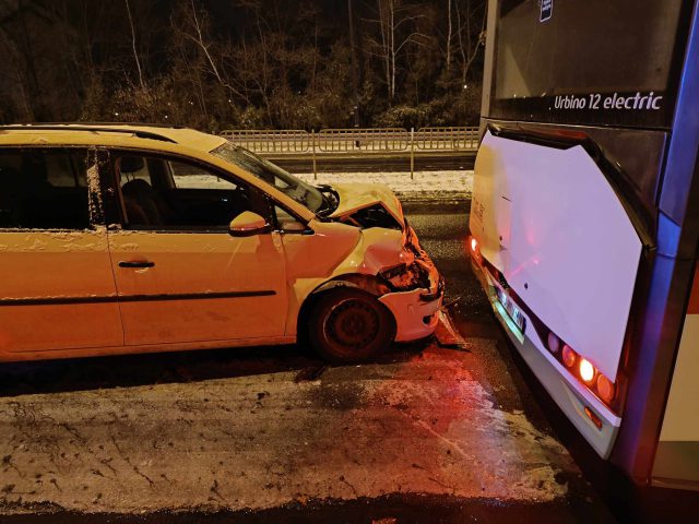 Miał trzy promile i ruszył w drogę. Na oblodzonej nawierzchni daleko nie dojechał (zdjęcia)