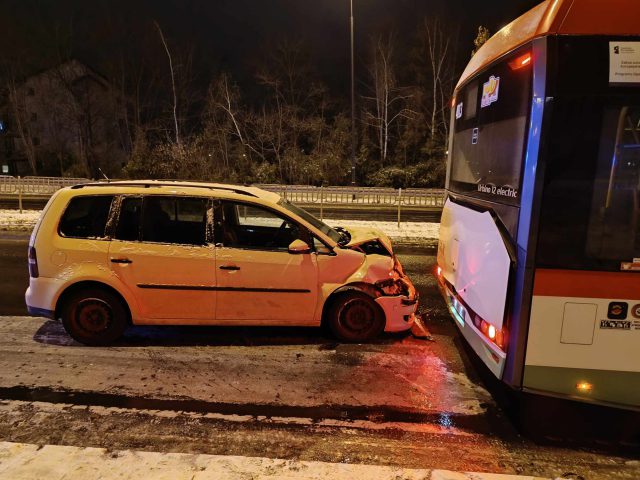 Miał trzy promile i ruszył w drogę. Na oblodzonej nawierzchni daleko nie dojechał (zdjęcia)