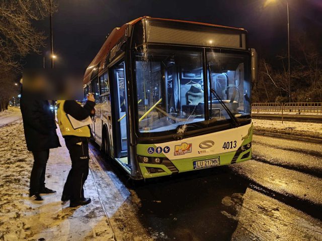 Miał trzy promile i ruszył w drogę. Na oblodzonej nawierzchni daleko nie dojechał (zdjęcia)