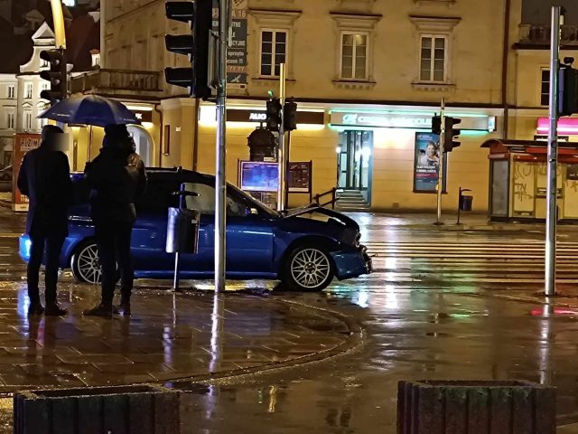 Zderzenie subaru z audi przed przejściem dla pieszych (zdjęcia)