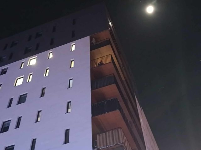 Nocny pożar na balkonie bloku. Zapaliła się doniczka (zdjęcia)