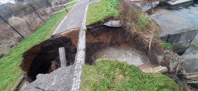 Zalew otwarto zaledwie pół roku temu. Powstała ogromna wyrwa, ubywa też wody (zdjęcia)