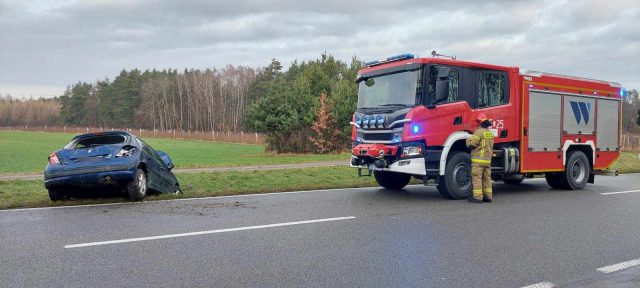 Na prostej drodze straciła panowanie nad pojazdem. Peugeot w rowie, kierująca w szpitalu (zdjęcia)