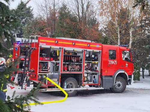 Pożar hotelu niedaleko Lublina. W akcji gaśniczej kilkudziesięciu strażaków (zdjęcia)