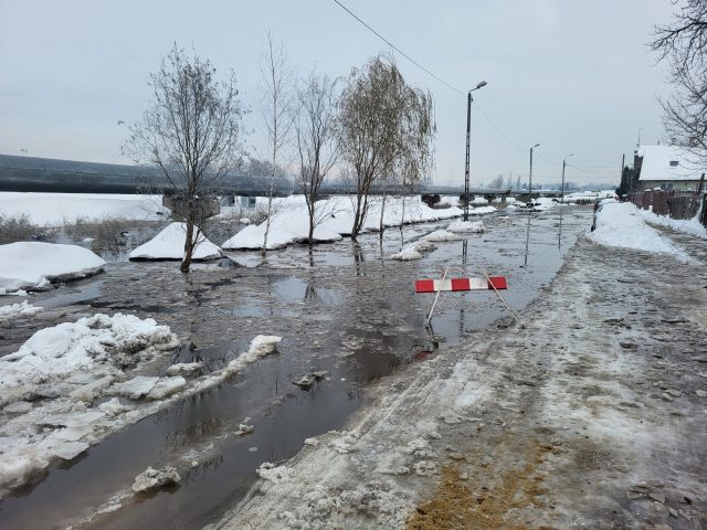 Nocna, duża awaria wodociągowa. Ulica znalazła się pod wodą (zdjęcia)