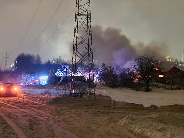 Warsztat samochodowy stanął w płomieniach. Trwa akcja gaśnicza (zdjęcia)