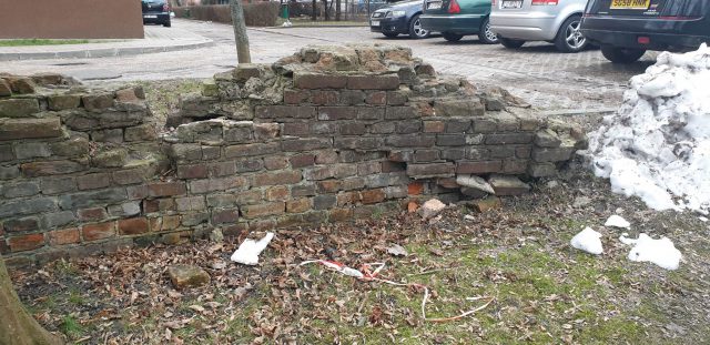 W trakcie odśnieżania uszkodzony został zabytkowy mur cmentarza (zdjęcia)