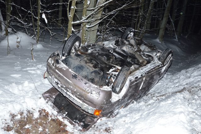 Stracił panowanie nad volkswagenem, pojazd dachował w rowie (zdjęcia)