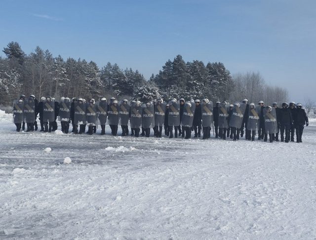 Policjanci ćwiczyli na lotnisku. „Na wypadek wystąpienia próby zakłócenia porządku publicznego” (zdjęcia)