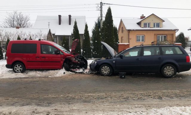 Nie dostosował prędkości do warunków na drodze. Doszło do zderzenia (zdjęcia)