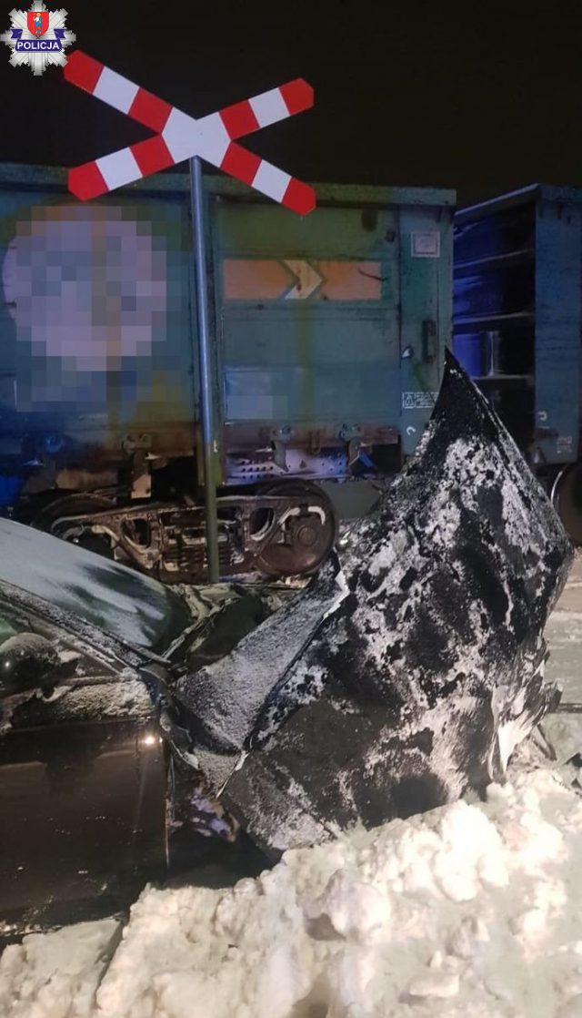 Zignorował znak, wjechał audi pod pociąg. Zostało mu rozbite auto i mandat do zapłacenia (zdjęcia)