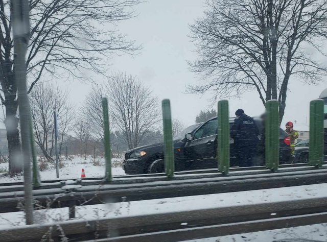 Intensywny śnieg pogarsza warunki do jazdy na drogach. Wypadki, kolizje, problemy kierowców ciężarówek