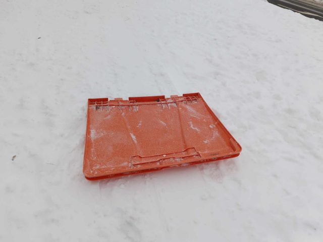 Na czym można zjeżdżać z górki po śniegu? Na… pokrywie od pojemnika na odpady (zdjęcia)