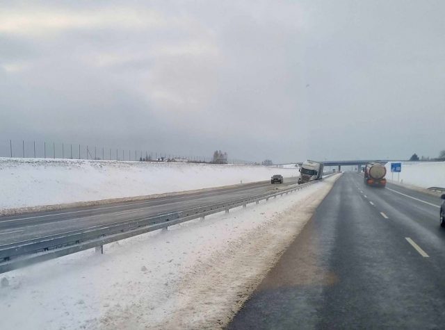 Na drodze S19 ciężarówka wjechała w zaspę śnieżną. Jeden pas ruchu zablokowany, trwa oczekiwanie na holownik (zdjęcia)