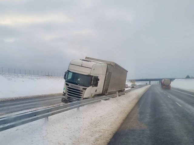 Na drodze S19 ciężarówka wjechała w zaspę śnieżną. Jeden pas ruchu zablokowany, trwa oczekiwanie na holownik (zdjęcia)