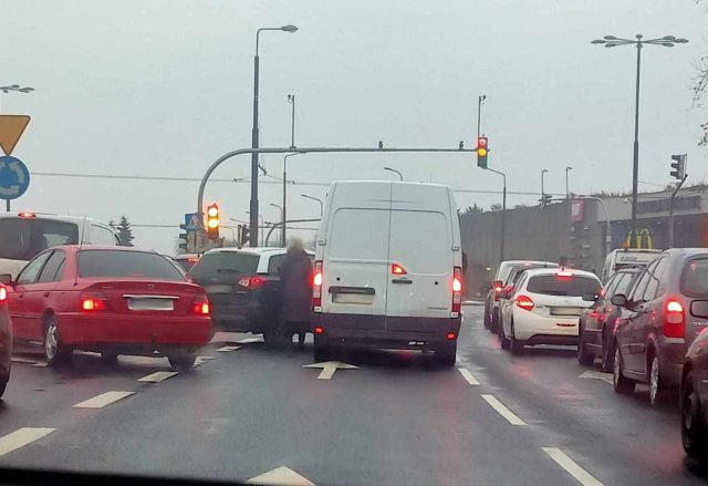 Zderzenie dwóch pojazdów podczas zmiany pasa ruchu (zdjęcia)