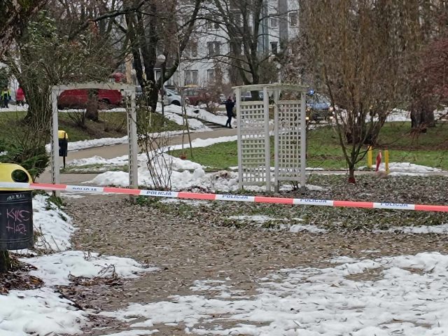Przedmiot przypominający granat na jednym z osiedli w Lublinie. Na miejscu pracują policjanci (zdjęcia)