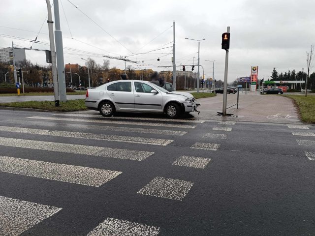 Zderzenie na skrzyżowaniu, dwa auta rozbite (zdjęcia)